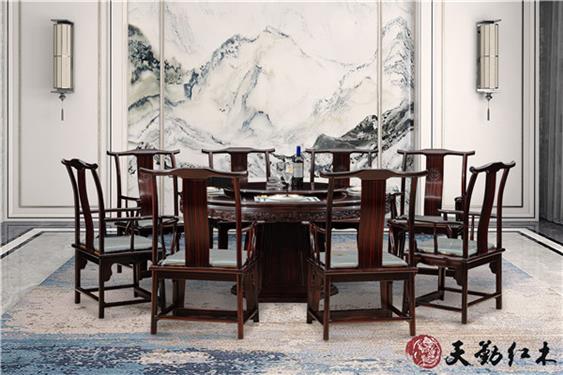 天勤红木 材质：条纹乌木 1.58m明式雕花通板圆台配明式扶手椅